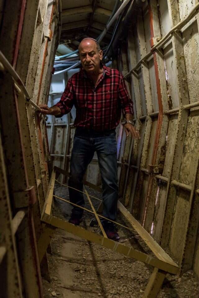 יוסי תור ובני משפחתו בסיור במוצב. | זיו אורן יוסי תור ובני משפחתו בסיור במוצב. | זיו אורן