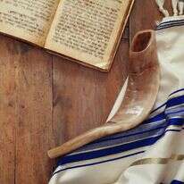 טלית שופר מחזור סידור ראש השנה יום הכיפורים | שאטרסטוק