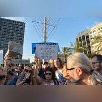 הפגנה ברמת־אביב מול חסידי חב"ד על ציביון השכונה. | יוסי זליגר הפגנה ברמת־אביב מול חסידי חב"ד על ציביון השכונה. | יוסי זליגר