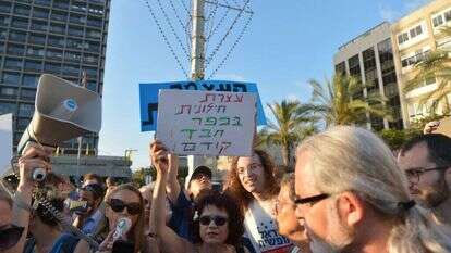 הפגנה ברמת־אביב מול חסידי חב"ד על ציביון השכונה. | יוסי זליגר