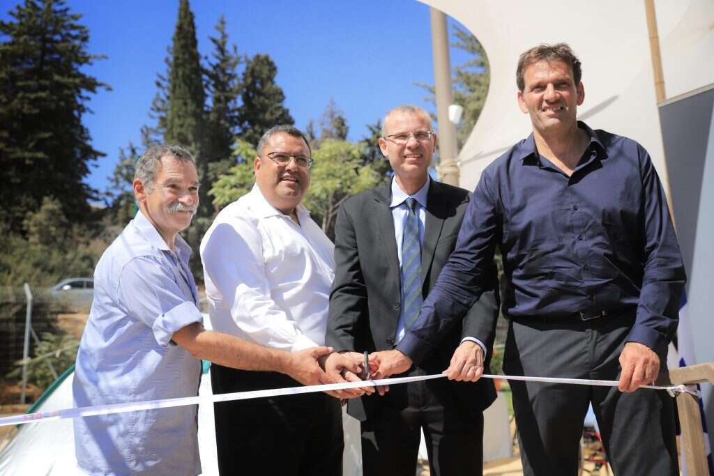 מנכ"ל משרד התיירות אמיר הלוי, יריב לוין, משה ליאון ודוידל'ה בארי. חניכת אזור הקמפינג בעיר דוד. | קובי הראתי