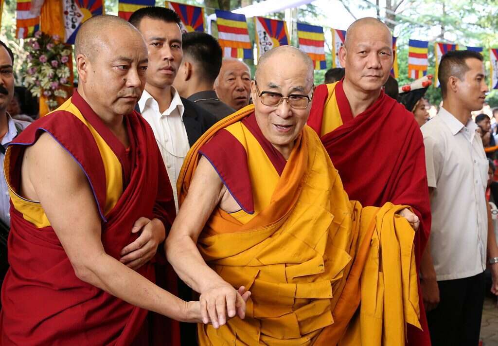 אלפים מנסים להגיע ולקבל את ברכתו. הדלאי לאמה בדרכו לתפילה מיוחדת בארמונו בגלות. | EPA