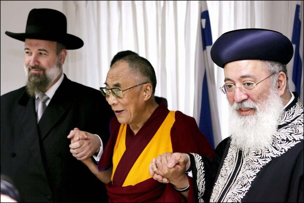 גם בישראל הוא לא נפגש עם נציגי ממשלה אלא עם מנהיגים דתיים. הדלאי לאמה עם הרב מצגר והרב עמאר. | גטי אימג'ס