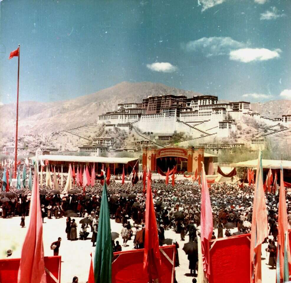 מעיר עלובה לעיר מודרנית בעלת פינות חמד. פסטיבל בלהאסה, ברקע ארמון פוטאלה. | גטי אימג'ס