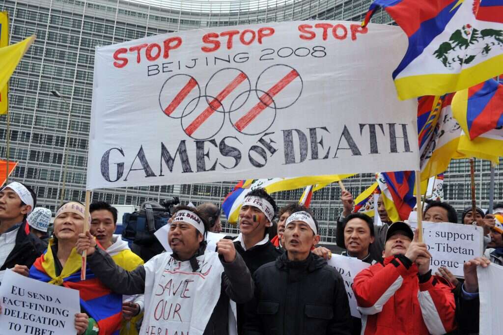 יותר מ־ 1,200 איש נעצרו, חלקם נעלמו וגורלם אינו ידוע עד עצם היום הזה. הפגנה מול מטה האיחוד האירופי בבריסל נגד דיכוי מחאות הטיבטים, 2008. | EPA