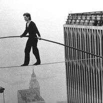 פיליפ פטי מהלך בין מגדלי התאומים. | AP