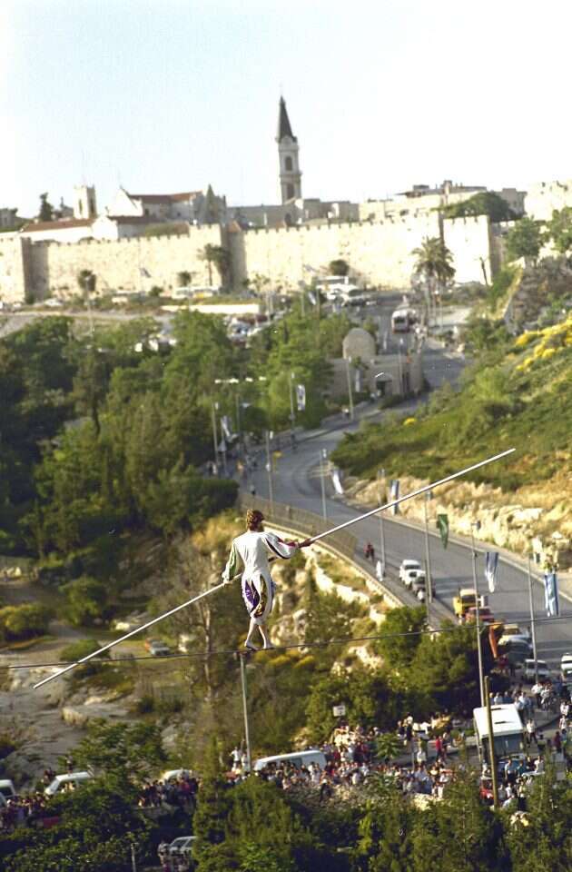 במשך שלושה חודשים עבד על הפרויקט. מהלך בירושלים מעל גיא בן־הינום, 1987. | AP במשך שלושה חודשים עבד על הפרויקט. מהלך בירושלים מעל גיא בן־הינום, 1987. | AP