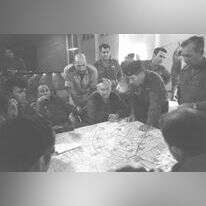 מפקדים בכירים בחמ"ל פיקוד צפון: מימין לשמאל: מנחם מירון, ישראל טל, חיים בר לב, מרדכי הוד, יצחק חופי ואחרים בוחנים מפה. מימין לשמאל: אלוף מנחם (מנדי) מרון, אלוף ישראל טל- בכומתה לראשו, מאחוריו בראש מוטה, תא"ל אברהם ארנן, משמאל לאלוף טל- יושב רא"ל (מיל') חיים בר לב, מאחוריו עומד אל"מ יהודה רשף, משמאל לבר לב כפוף ובמדים בהירים אלוף (מיל') מרדכי (מוטי) הוד. משמאל- יושב וידו על פיו- אלוף יצחק חופי (חקה).
7.10.1973. | מיקי אסטל. באדיבות ארכיון צה״ל במשרד הביטחון