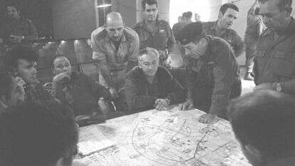 מפקדים בכירים בחמ"ל פיקוד צפון: מימין לשמאל: מנחם מירון, ישראל טל, חיים בר לב, מרדכי הוד, יצחק חופי ואחרים בוחנים מפה. מימין לשמאל: אלוף מנחם (מנדי) מרון, אלוף ישראל טל- בכומתה לראשו, מאחוריו בראש מוטה, תא"ל אברהם ארנן, משמאל לאלוף טל- יושב רא"ל (מיל') חיים בר לב, מאחוריו עומד אל"מ יהודה רשף, משמאל לבר לב כפוף ובמדים בהירים אלוף (מיל') מרדכי (מוטי) הוד. משמאל- יושב וידו על פיו- אלוף יצחק חופי (חקה).
7.10.1973. | מיקי אסטל. באדיבות ארכיון צה״ל במשרד הביטחון