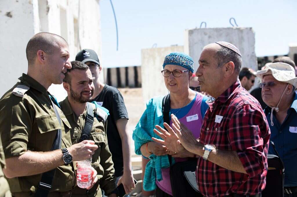 יוסי תור ורעיתו עם אנשי המוצב. | זיו אורן יוסי תור ורעיתו עם אנשי המוצב. | זיו אורן