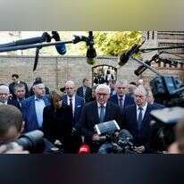 נשיא גרמניה פרנק וולטר שטיינמאייר בביקורו בבית הכנסת בהאלה. לצדו, שרת המשפטים הגרמנית. | EPA