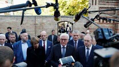 נשיא גרמניה פרנק וולטר שטיינמאייר בביקורו בבית הכנסת בהאלה. לצדו, שרת המשפטים הגרמנית. | EPA