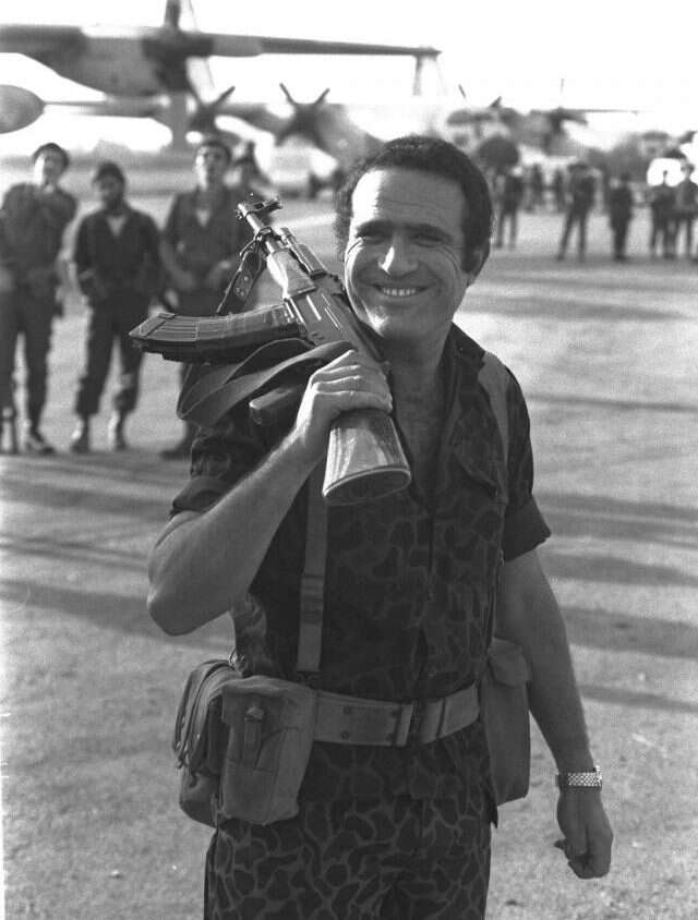 יהורם גאון ב"מבצע יונתן" של מנחם גולן. | יעקב סער, לע"מ