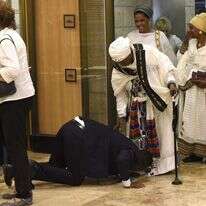 ח"כ גדי יברקן מנשק את רגלי אימו ביום השבעת הכנסת ה-21. | ראובן קסטרו, וואלה