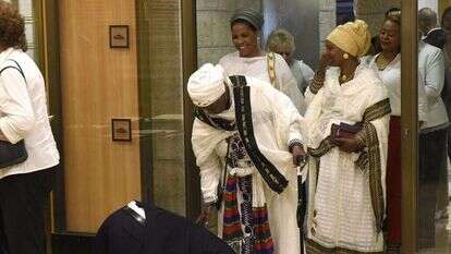 ח"כ גדי יברקן מנשק את רגלי אימו ביום השבעת הכנסת ה-21. | ראובן קסטרו, וואלה