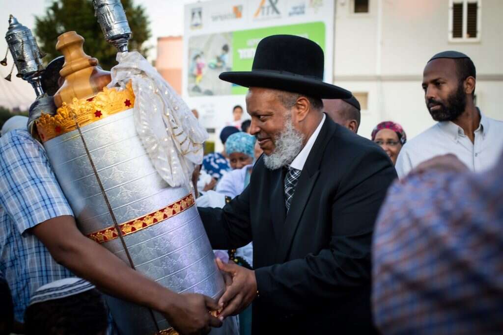 הרב ראובן וובשת בהכנסת ספר תורה לבית הכנסת ליוצאי אתיופיה בראש העין. בשבוע שעבר. | אריק סולטן