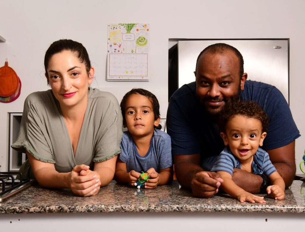 משפחת לוי-ראובן. יונתן ראובן (36) וניבה לוי (32), וילדיהם עידו מלקו (9 חודשים) ומור לואם ראובן (4). | יוסי זליגר