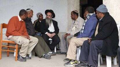 הרב חנניה בלומרט עם חברי קהילתו. | יעקב נחומי, פלאש 90