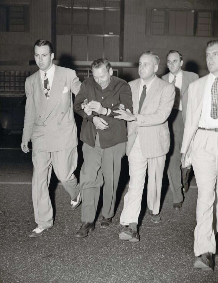 "לא הצטערו על המעשים, רק על הבושה שגרמו לאמא". הארי פליישר, מנהיג "הכנופיה הסגולה", נעצר במיאמי ב־ 1950. | גטי אימג'ס