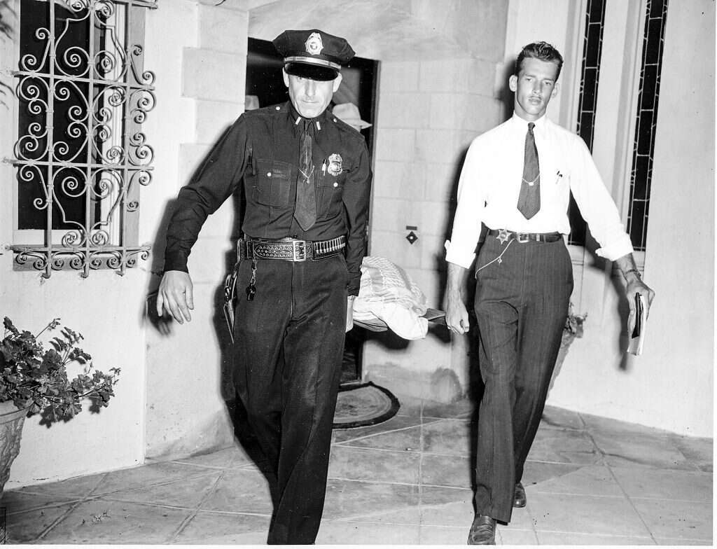 "חיה מהר, מות צעיר, ותשאיר גופה יפה". גופתו של "באגסי" סיגל מפונה מדירת חברתו בהוליווד. | AP