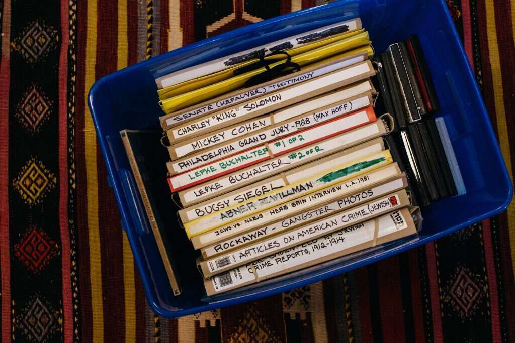 נבירה במרתפי ה-FBI הניבה סיפורים מסתוריים.
מסמכים שאסף פרופ' רוקאווי. | אבישג שאר-ישוב