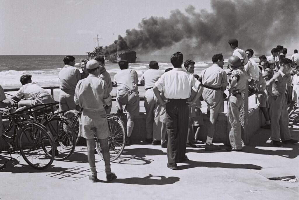 האגדה מספרת שתרומות שאסף מיקי כהן טבעו עם הספינה. אלטלנה בוערת, 1948. | לע"מ