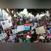 "הדור הצעיר אומר: תפסיקו לעצום את העיניים" פעילי סביבה במחאת האקלים בתל אביב בחודש ספטמבר, כחלק מהתנועה העולמית. | EPA