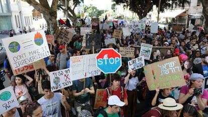 "הדור הצעיר אומר: תפסיקו לעצום את העיניים" פעילי סביבה במחאת האקלים בתל אביב בחודש ספטמבר, כחלק מהתנועה העולמית. | EPA