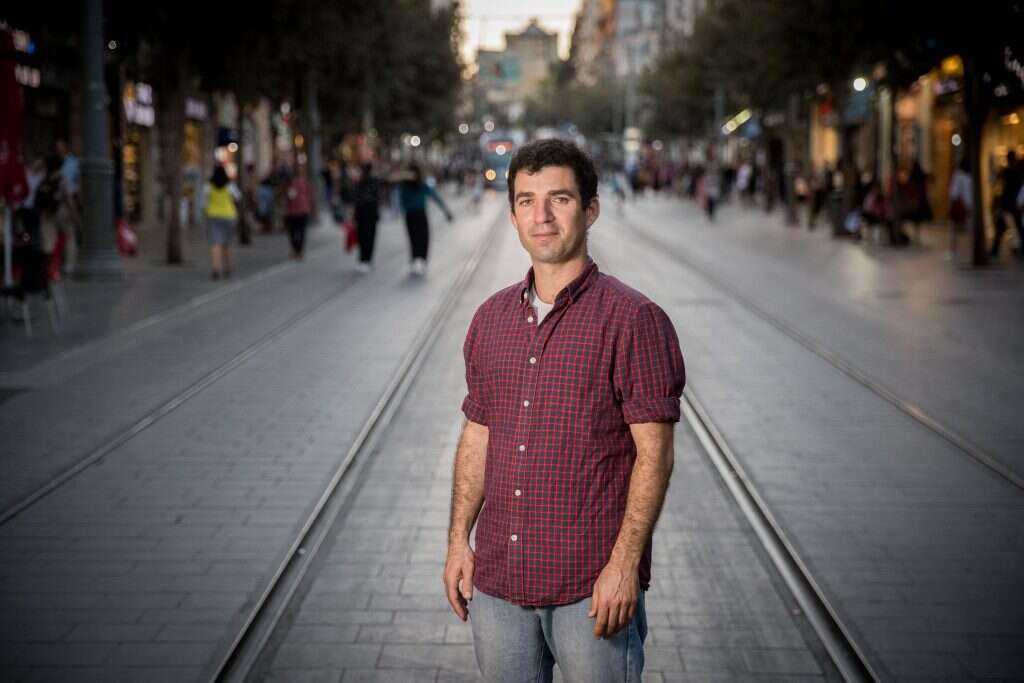 דמיינו שכל מכונית פולטת 14 ק"ג גללים ביום. רועי אופנבכר ברחוב יפו. | יונתן זינדל, פלאש 90