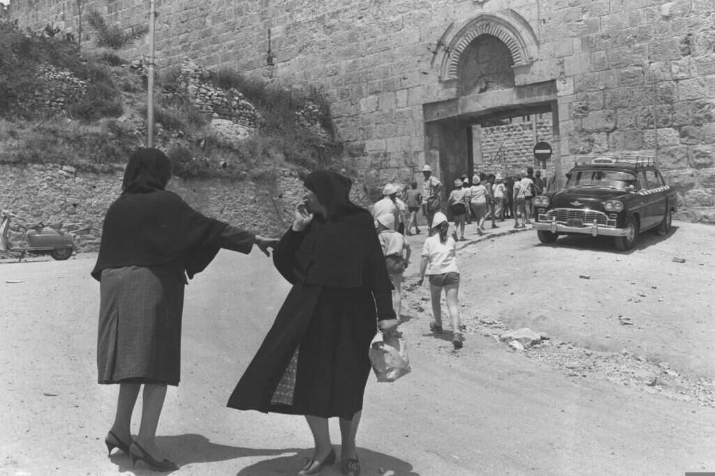 לא היו משאיות זבל, והפסולת הושלכה מעבר לחומה. שער האשפות ב-1968. | לע"מ