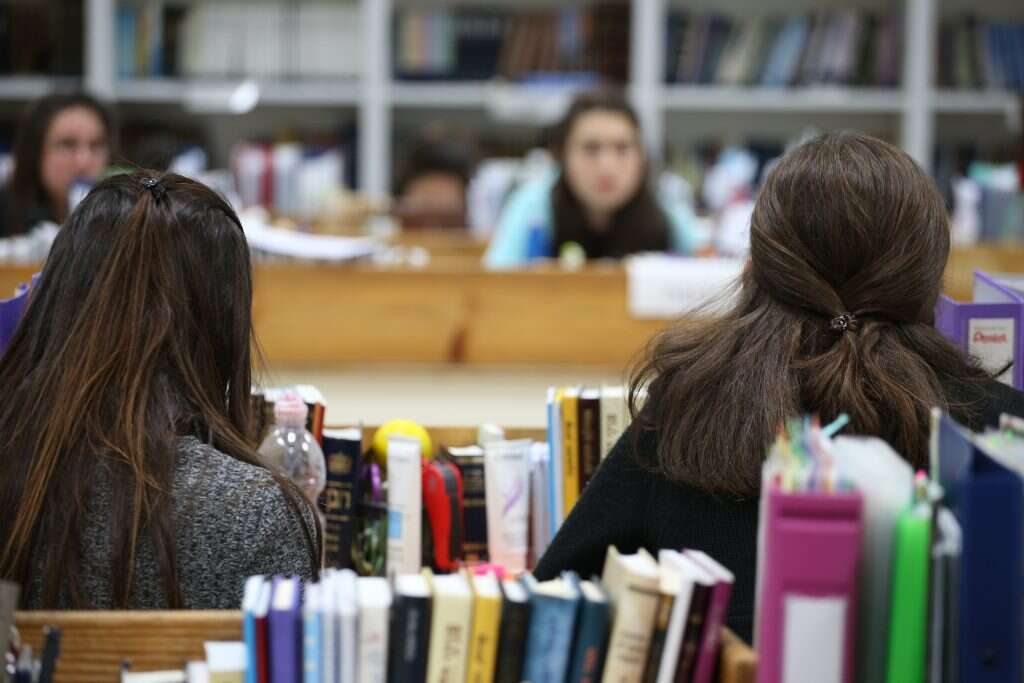 המדרשה מיועדת לסטודנטיות צעירות, אבל אחת השאיפות של ויזל היא למשוך נשים בנות גילה, לבוא וללמוד במדרשה. | מרים צחי