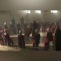 העולם נשלט על ידי ממשל דתי־נוצרי טוטליטרי שאיבד את כוח ההולדה שלו. מתוך הסדרה "סיפורה של שפחה". | באדיבות yes