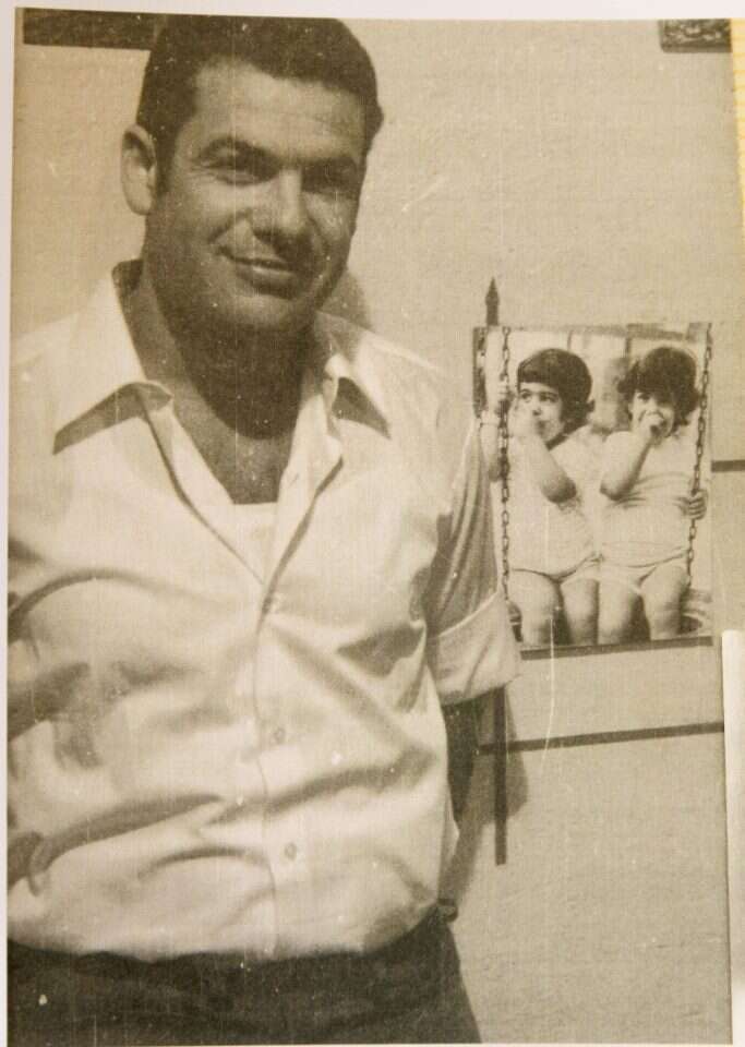 קיפצו ברחבי הקיבוץ ושרו "אבא שלנו חזר". רמי הרפז לצד תמונת התאומות. | מתוך האוסף המשפחתי