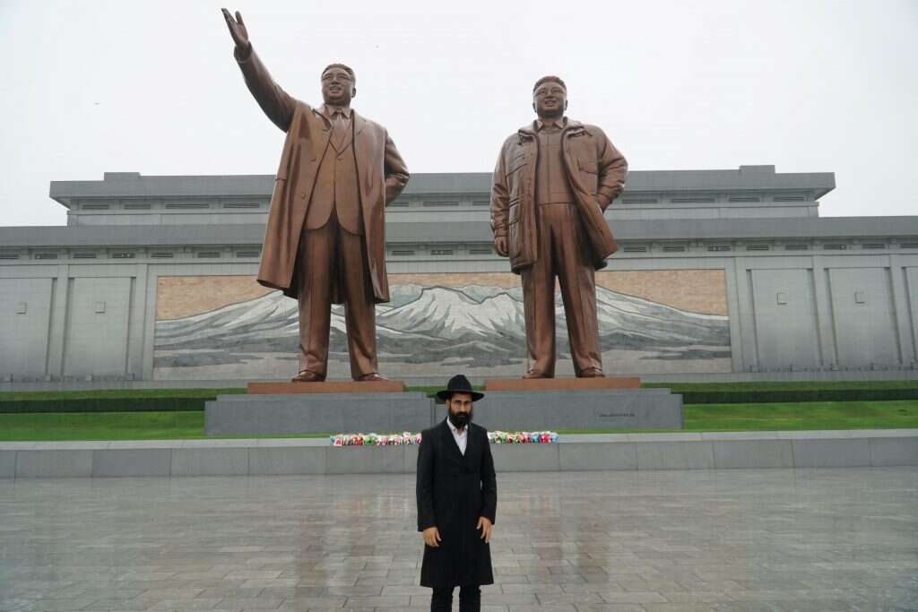 רגעים מלחיצים במיוחד. פסל קים ג'ונג און ופסל אביו קים ג'ונג איל במרכז פיונגיאנג בצפון־קוריאה. קרדיט: מאיר אלפסי