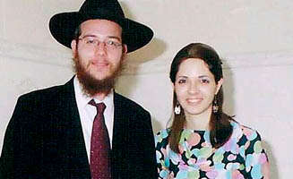 הרב גבריאל נח הולצברג ואשתו רבקי הי"ד. | EPA