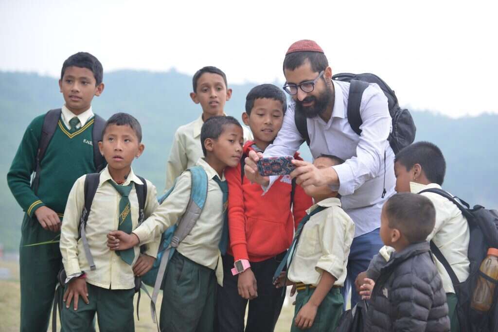 חיידק הטיולים דבק באלפסי עוד בהיותו נער. עם ילדים נפאלים קרדיט: מאיר אלפסי