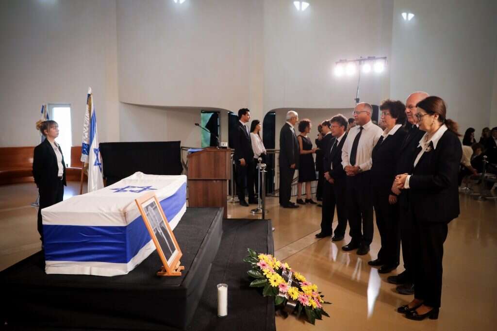 שופטי בית המשפט העליון ליד ארונו של השופט מאיר שמגר ז"ל. | הדס פרוש פלאש 90