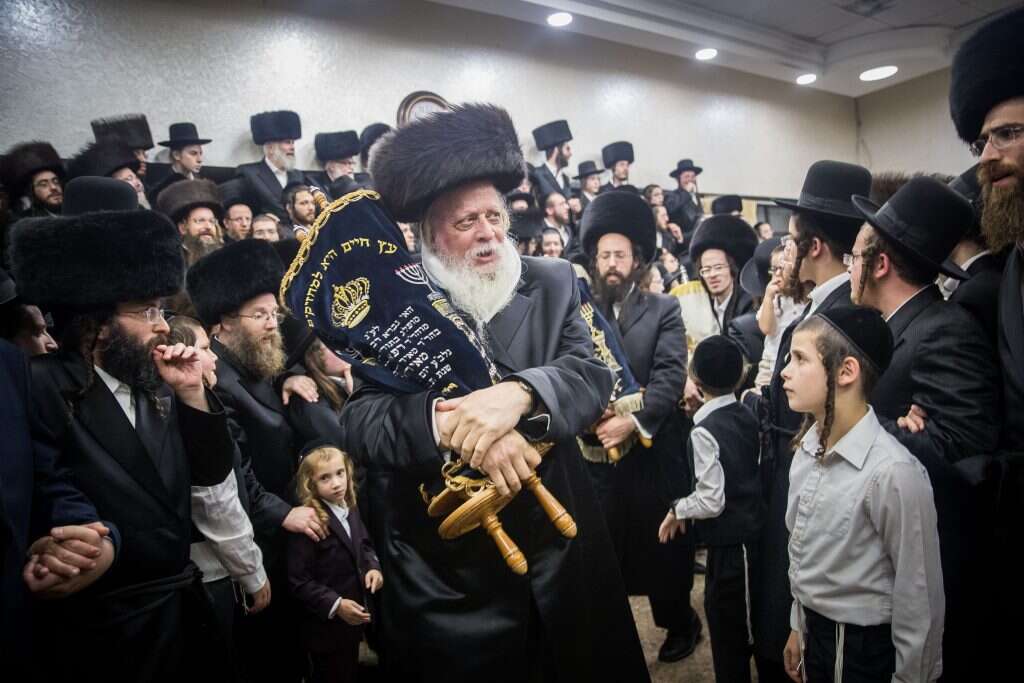 חסידיו של ר' שאול אלתר בהקפות שניות בירושלים. | יונתן זינדל, פלאש 90