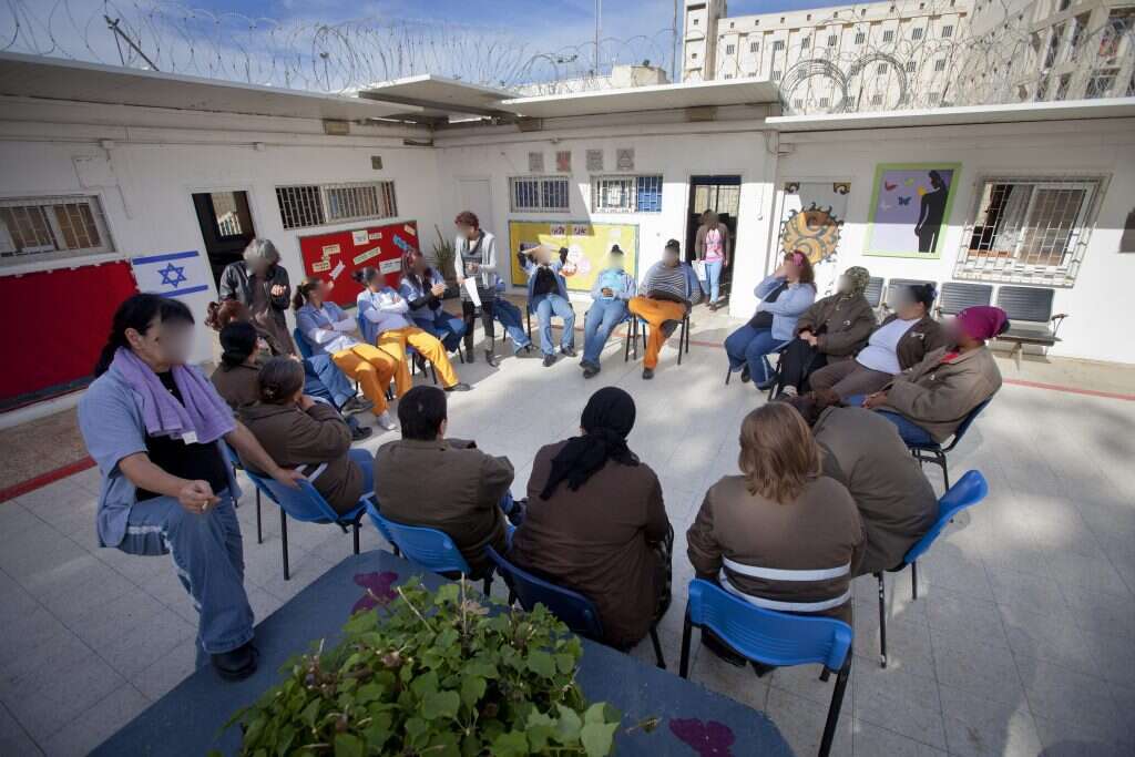 "השאלה איך אנחנו רוצים שהן יצאו - כמו אריות שהוחזקו בכלוב, או עם מיומנויות שיאפשרו להן לחזור לחיי שגרה". מפגש בחצר הכלא. | משה שי, פלאש 90