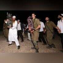 הקפות שניות ביצהר במוצאי שמחת תורה. | מרים צחי הקפות שניות ביצהר במוצאי שמחת תורה. | מרים צחי