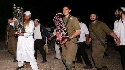 הקפות שניות ביצהר במוצאי שמחת תורה. | מרים צחי