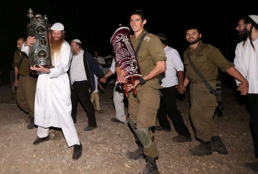 הקפות שניות ביצהר במוצאי שמחת תורה. | מרים צחי