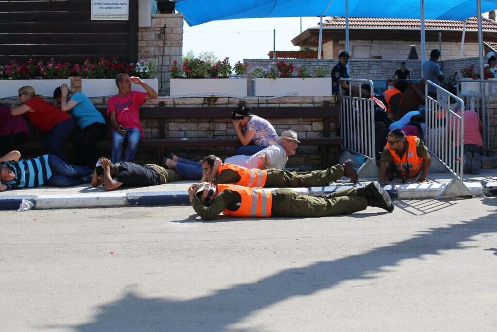 אזרחים בעוטף עזה בזמן מתקפת טילים. | מרים צחי אזרחים בעוטף עזה בזמן מתקפת טילים. | מרים צחי