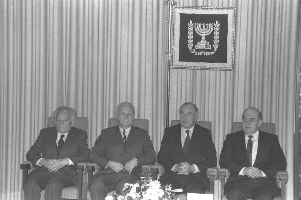 שמגר עם הנשיא הרצוג, 1987. | יעקב סער, לע"מ שמגר עם הנשיא הרצוג, 1987. | יעקב סער, לע"מ