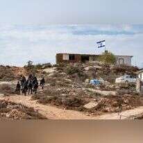 שוטרי מג"ב צועדים ל'קומי אורי'. | הלל מאיר