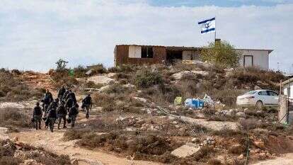 שוטרי מג"ב צועדים ל'קומי אורי'. | הלל מאיר