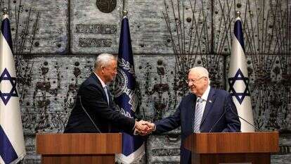 גנץ מקבל את המנדט מריבלין. | AFP