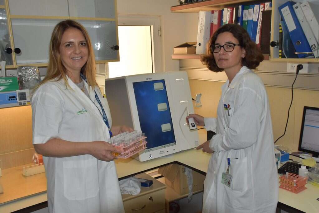 ד”ר פנינית שקד משען וד”ר לילך אשכנזי במעבדות כרמל. צילום: אלי דדון