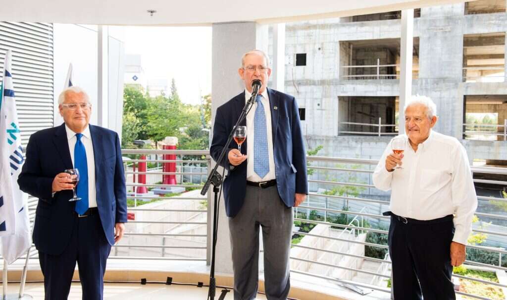 פרופ' יהודה דנון, מארק צל יו"ר הוועד המנהל של האוניברסיטה והשגריר פרדימן. | ג'וזף