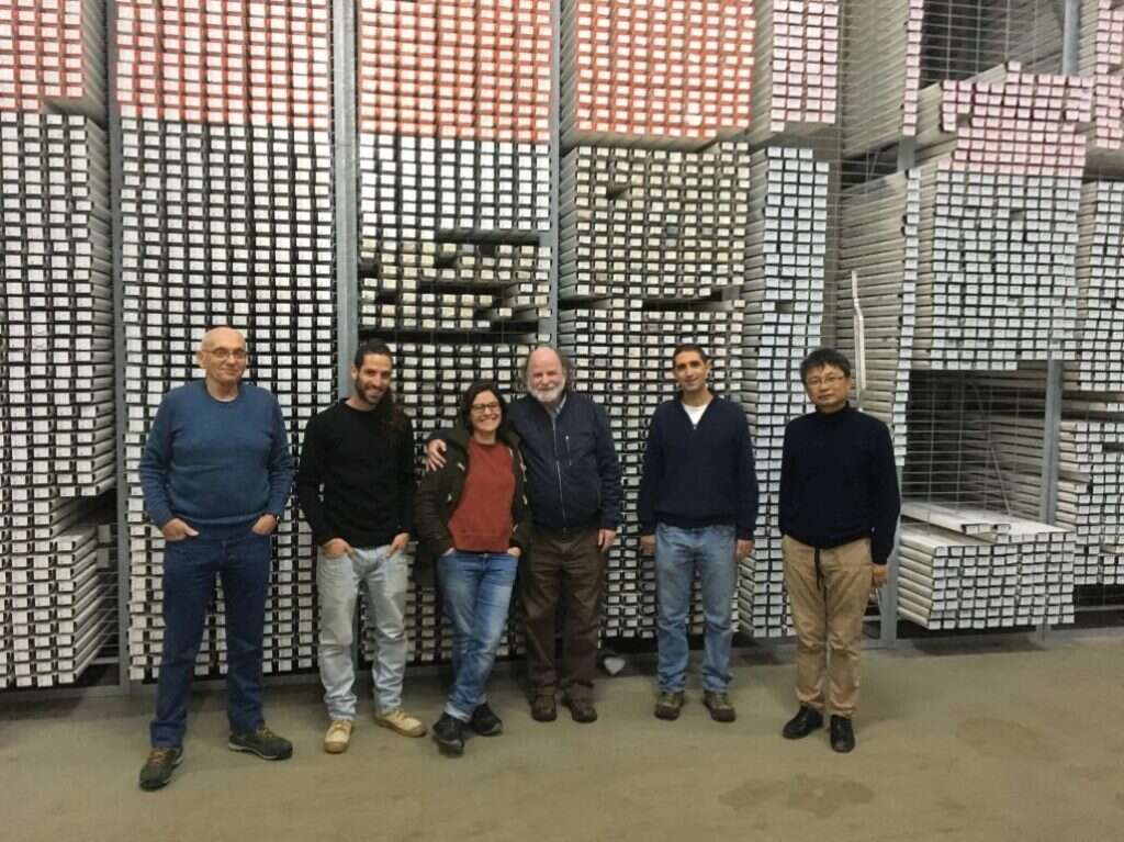 הגלילים שהושבו בשלום מבטן האדמה משמשים חוקרים מדעיים ברחבי העולם. ספריית גלעיני קידוחים בגרמניה. | באדיבות פרופ' מוטי שטיין